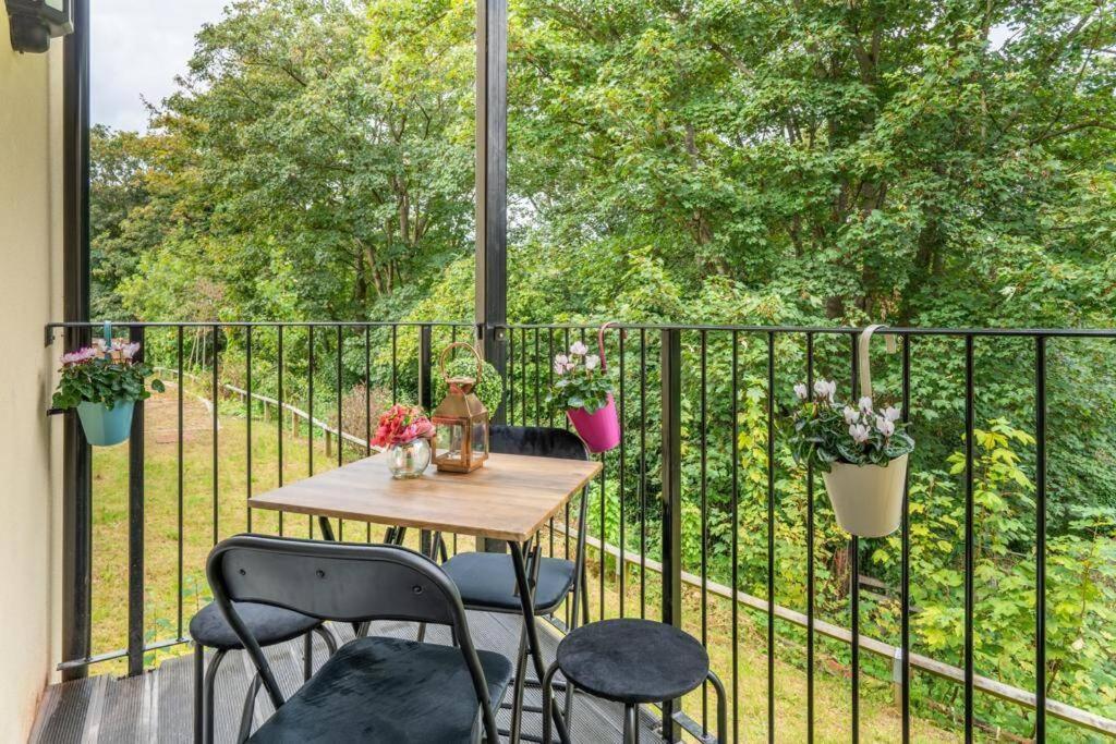 Forest View Apartment- Private Balcony Southampton Bagian luar foto