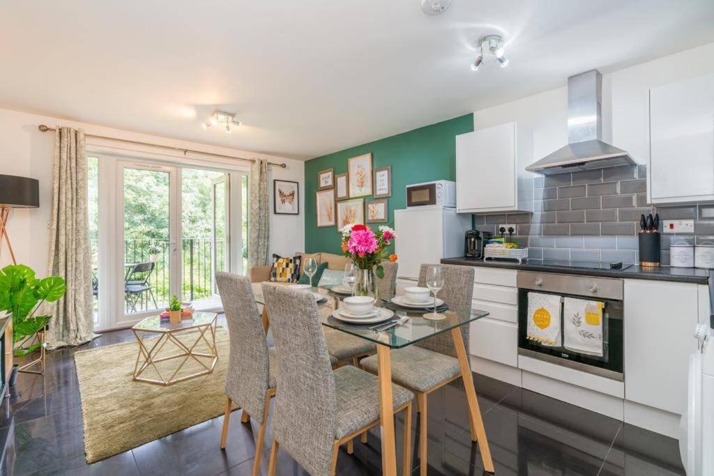 Forest View Apartment- Private Balcony Southampton Bagian luar foto